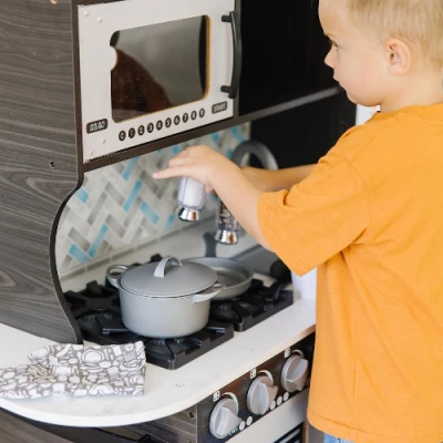 Chef’s Pretend Play Toy Kitchen With “Ice” Cube Dispenser